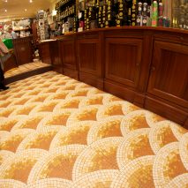 Boutique du "CAFÉ FLORE" à Paris, Pavement de sol en mosaïque de grès céram, motif éventails, Thierry Hochard, mosaïstes